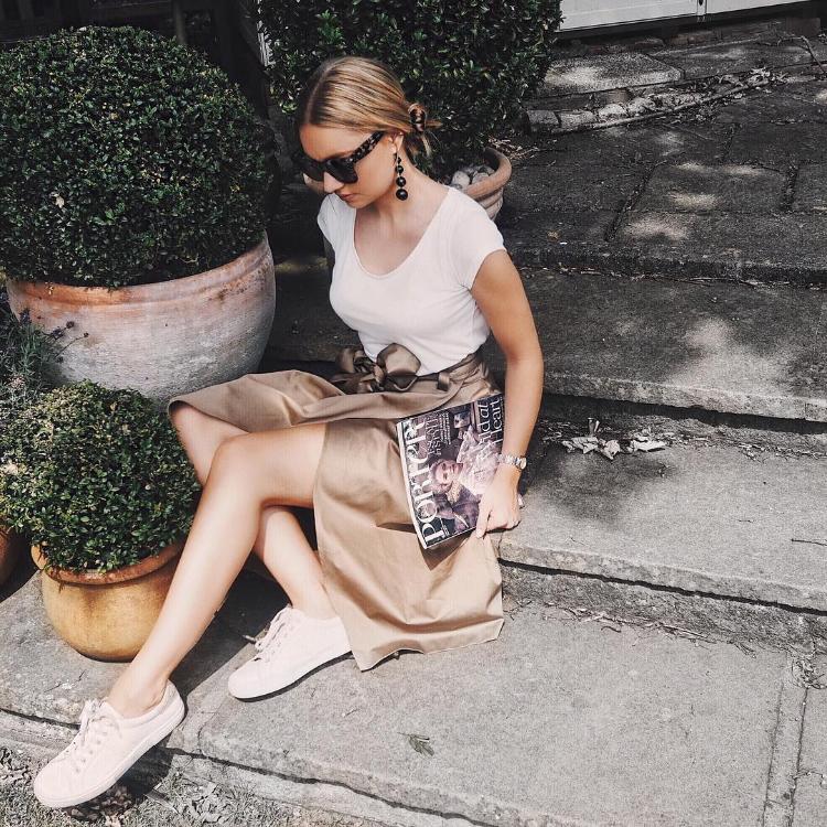 26 Fresh & Fashionable Ways to Reinvent the Classic White Tee (Sustainably) 14 Soft Skirt & Crisp Tee Combo lydiajanetomlinson