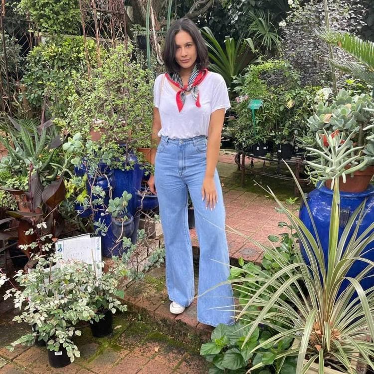 26 Fresh & Fashionable Ways to Reinvent the Classic White Tee (Sustainably) 140 Timeless Tee & Flared Denim via selinavanelburg