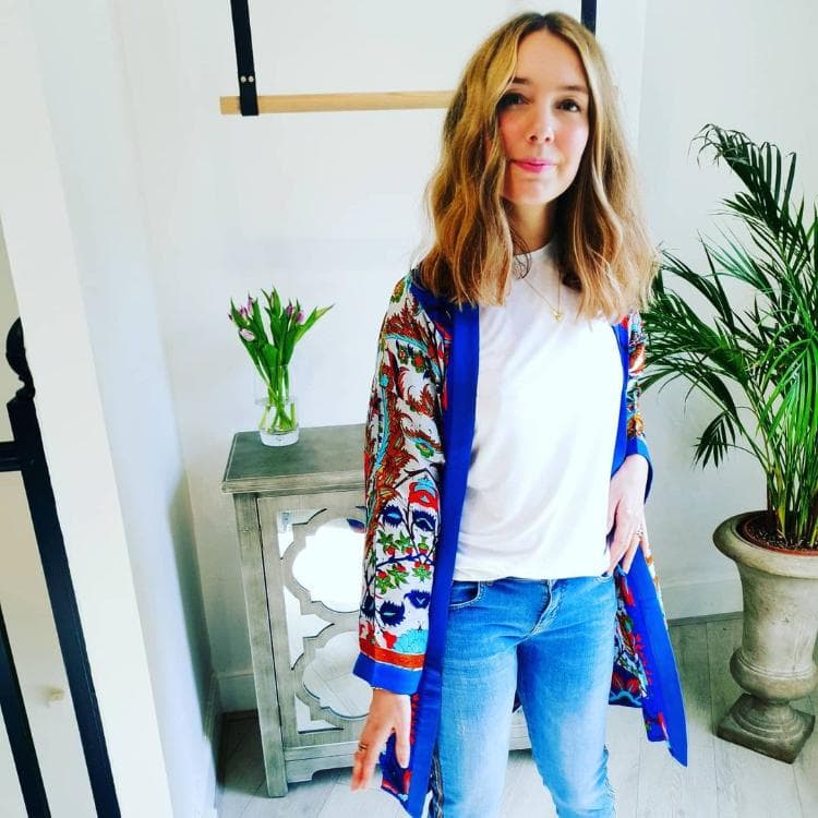 26 Fresh & Fashionable Ways to Reinvent the Classic White Tee (Sustainably) 128 Vivid Kimono & Denim via eightysevenstyle