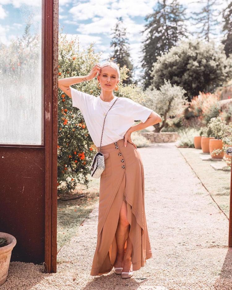 26 Fresh & Fashionable Ways to Reinvent the Classic White Tee (Sustainably) 92 White Tee & Flowy Skirt Ensemble via inthefrow